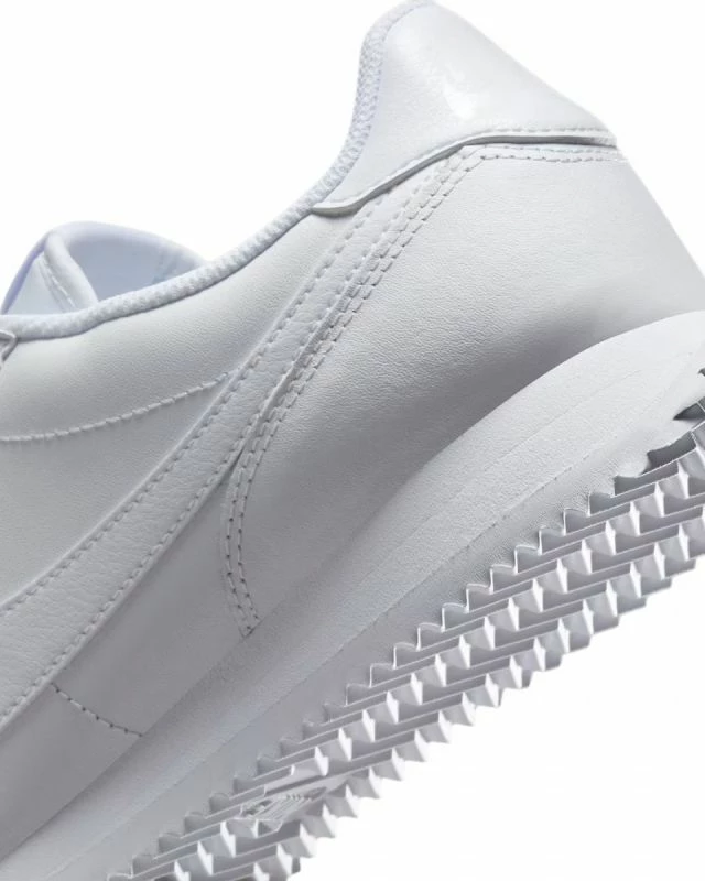 Atlete Nike për femra, të bardha