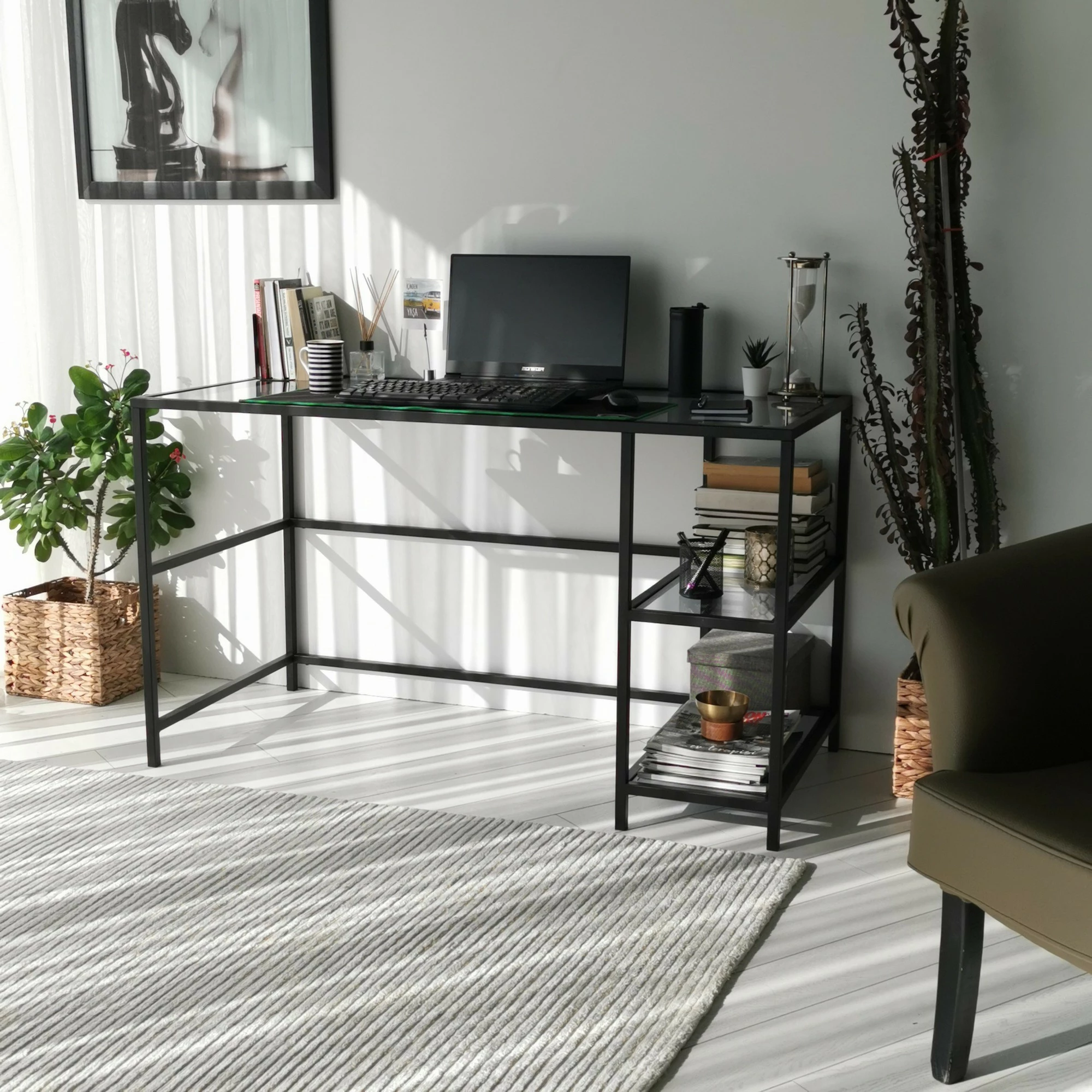 Tavolinë pune moderne Hanah Home, Master Çalışma Masası, 130x60cm, xham i temperuar, kornizë metalike, ngjyrë e zezë dhe fume