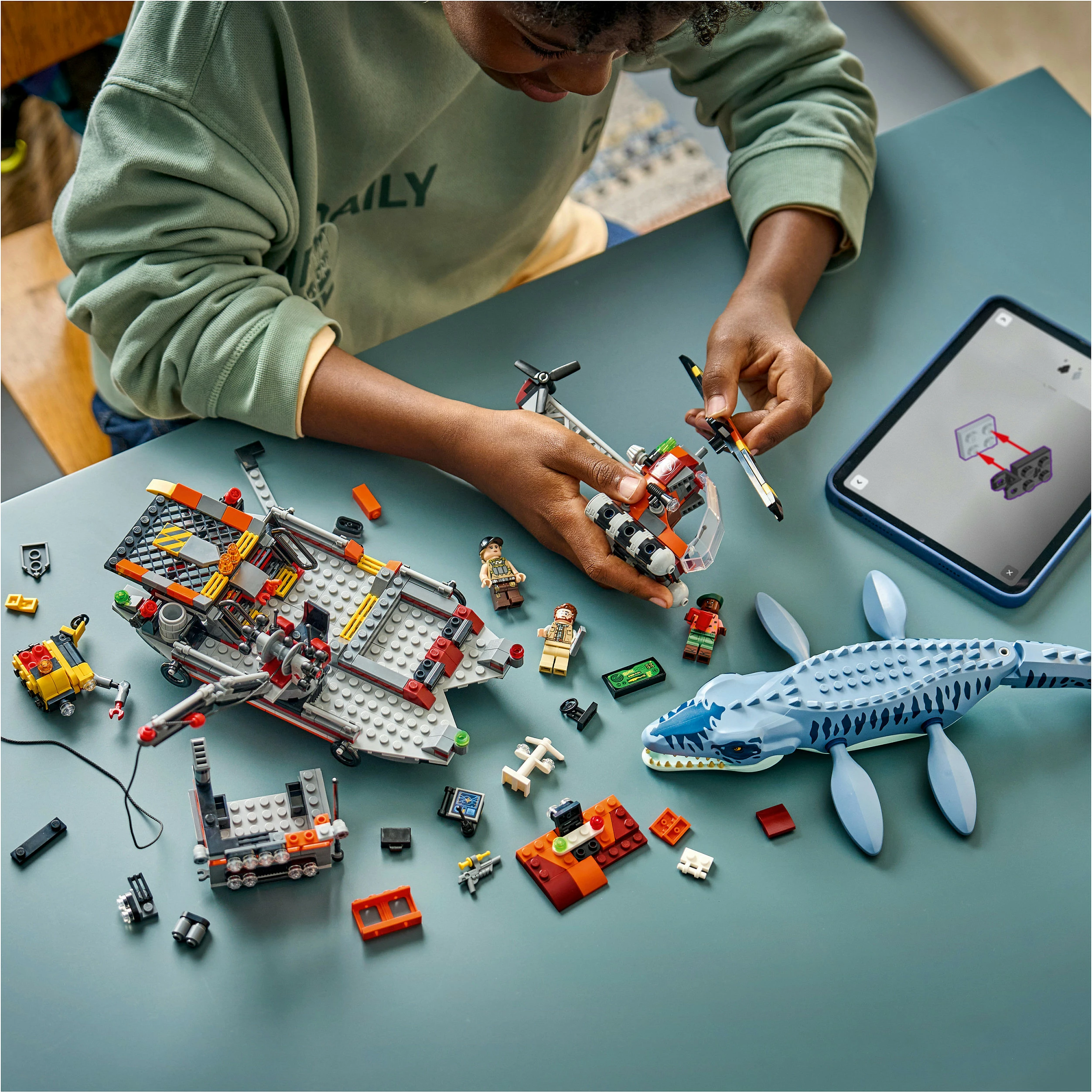 Set LEGO Jurassic World 77983 Mosasaurus Boat Attack, 703 copë