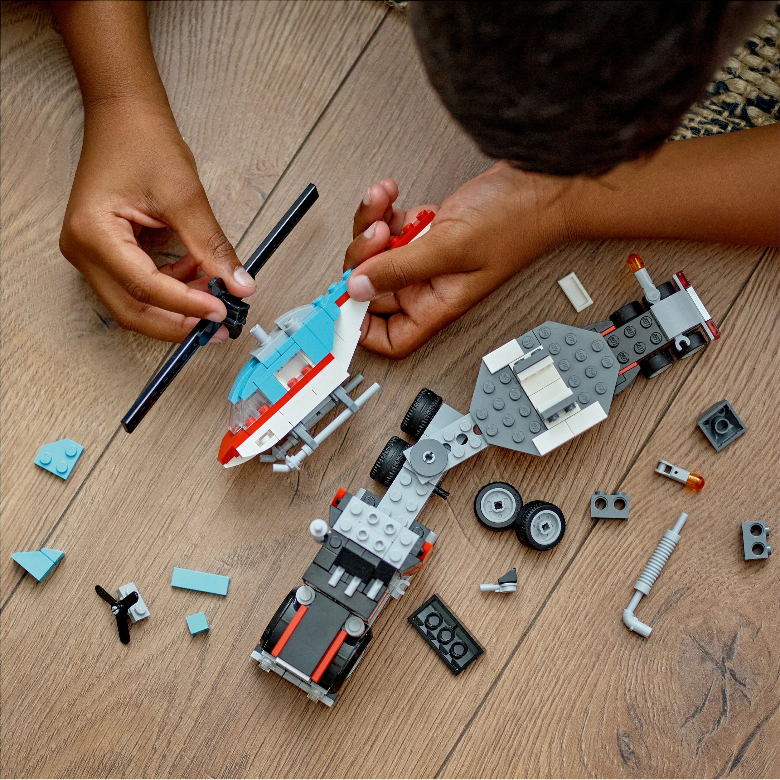 Set ndërtimi LEGO Creator 3in1, Kamion me platformë dhe Helikopter, 270 pjesë, Multingjyrësh