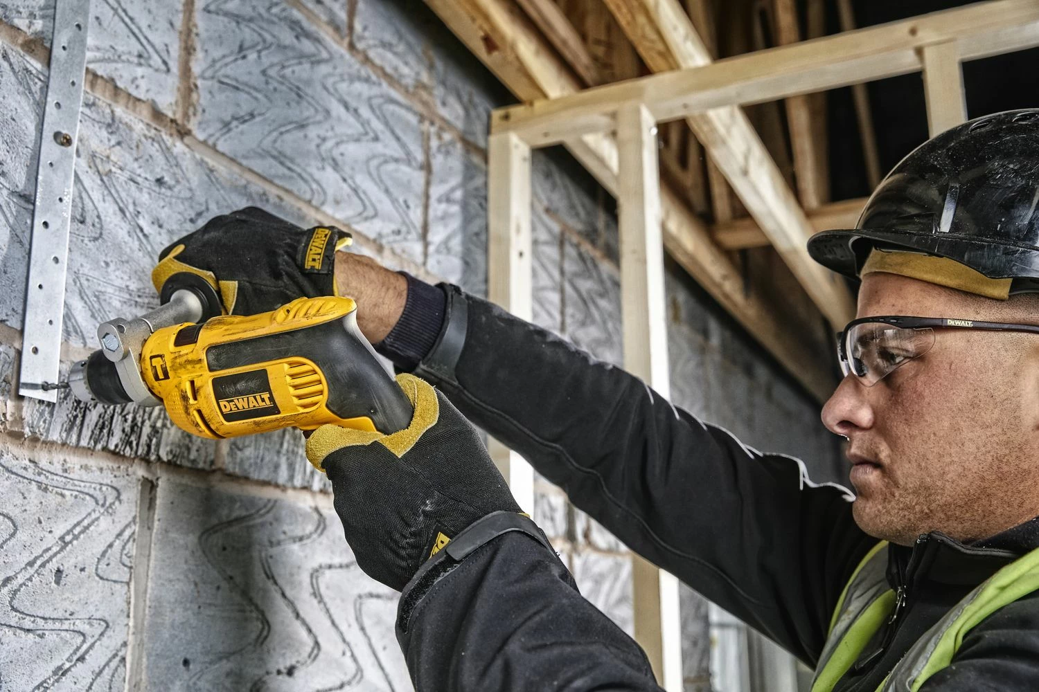 Trapan me goditje Dewalt DWD024 650W, mandrinë 13 mm, me rrymë, i verdhë/zi