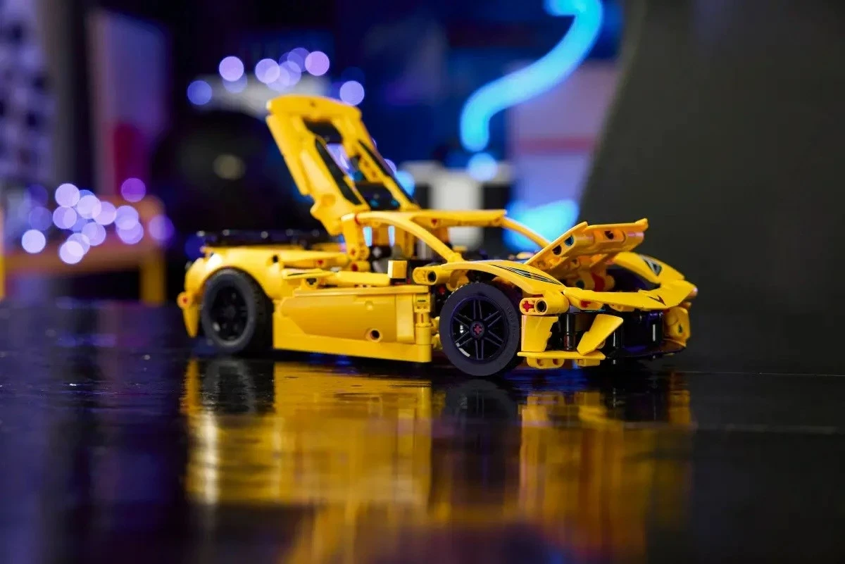 Lego Technic 42205 Chevrolet Corvette Stingray, 732 pjesë, Verdhë