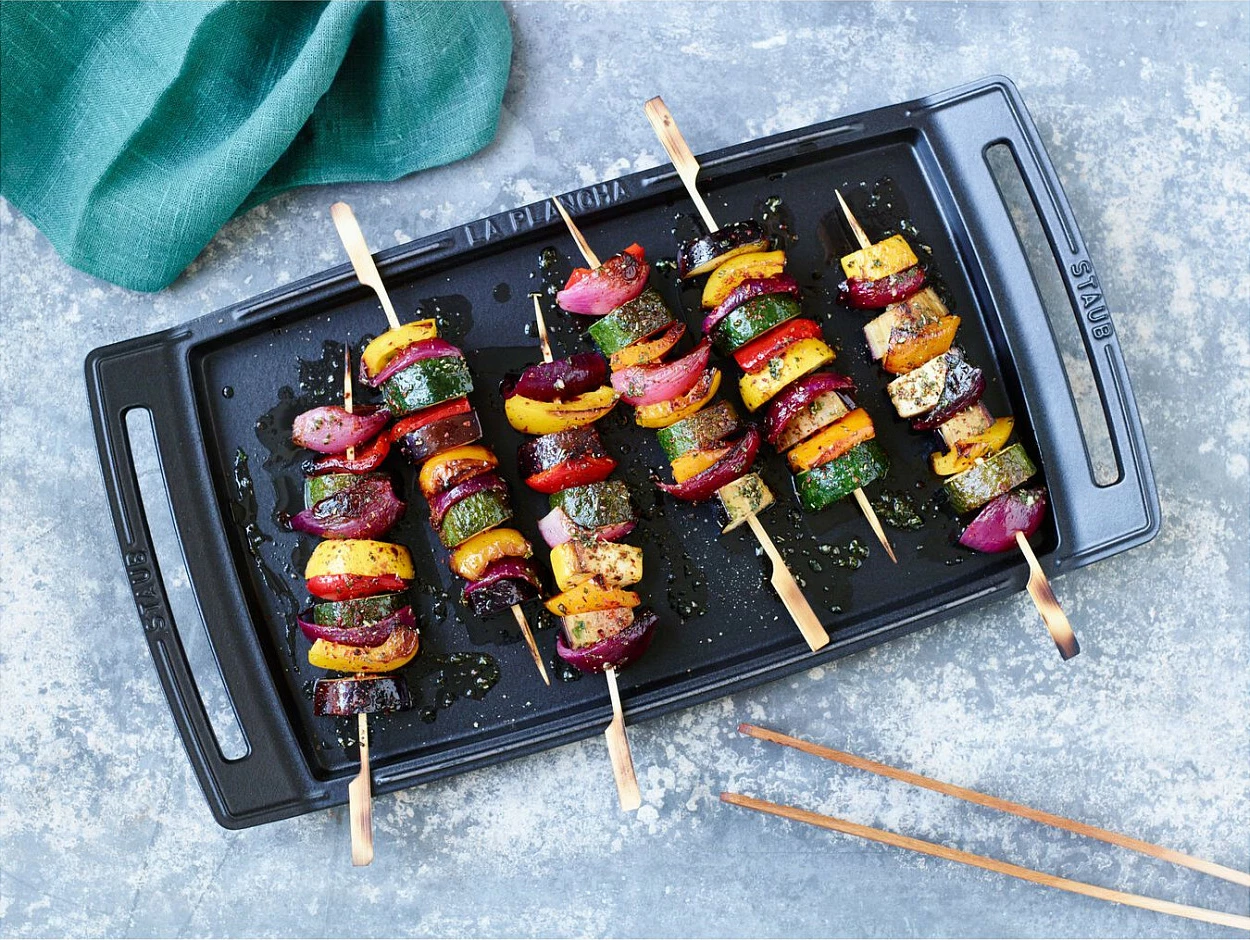Tavë plancha gize Staub 38 cm, për induksion, e zezë