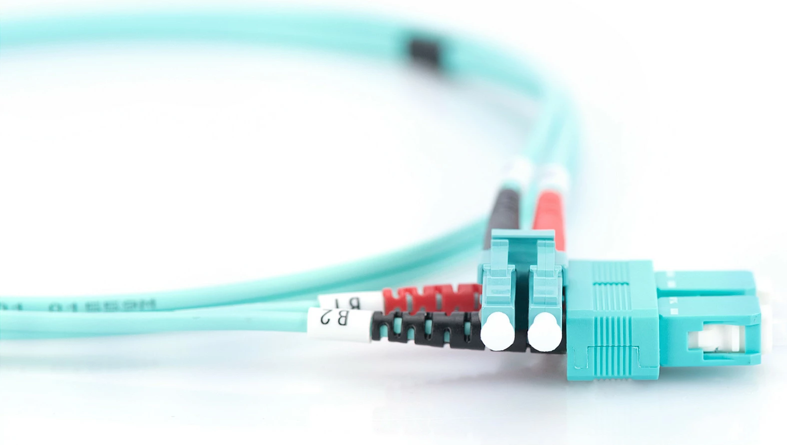 Kabllo optik Digitus Patchkabel LC në SC, 2m, OM3, aqua