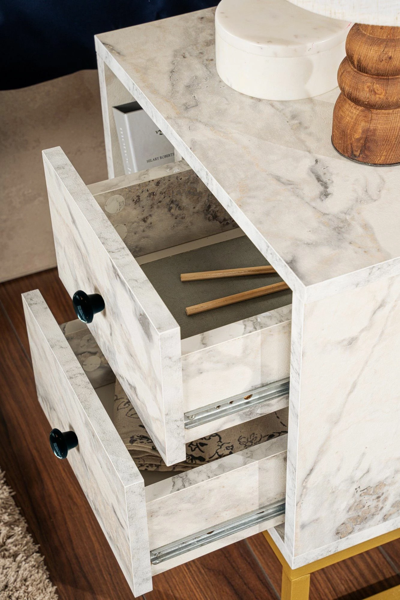 Komodinë Nordure, ngjyrë Freesia Marble, ari