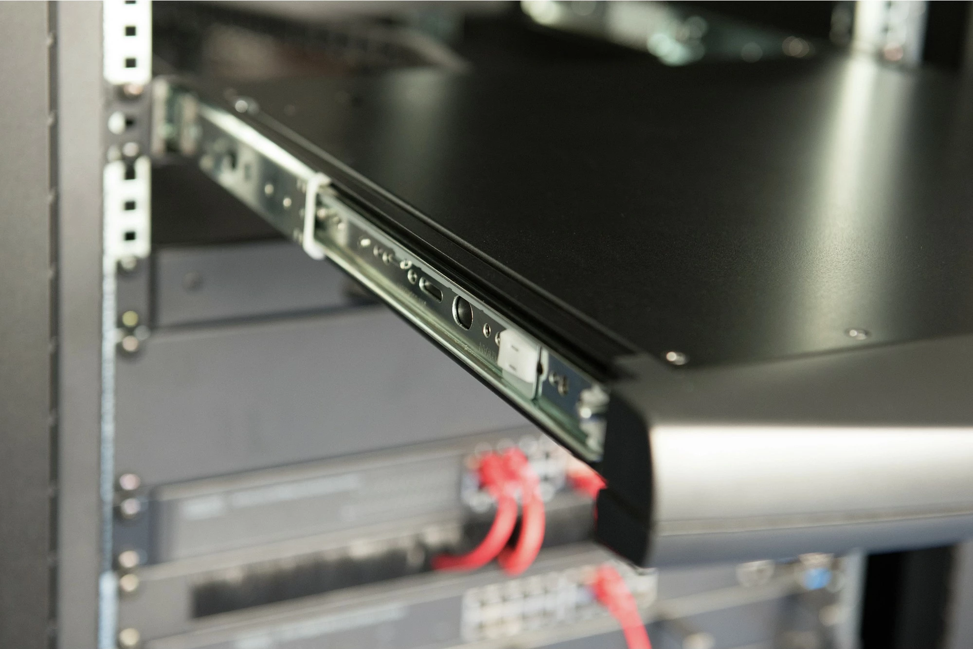 KVM Console Digitus 17 inç, Full HD, tastierë gjermane, rack 1U, e zezë