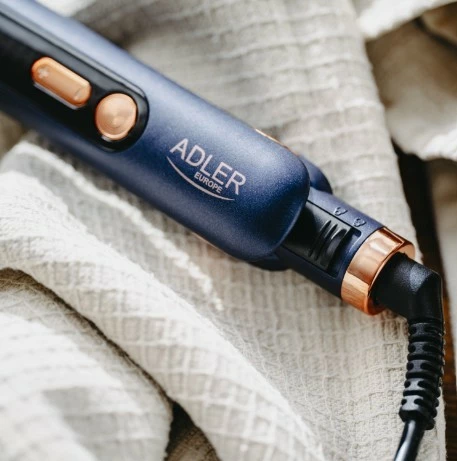 Drejtues flokësh Adler AD 2328, pllaka titan 25x110 mm, 150–230°C, 50 W, ngrohje e shpejtë, ekran LED, kabllo 360°, Gold/Navy blue