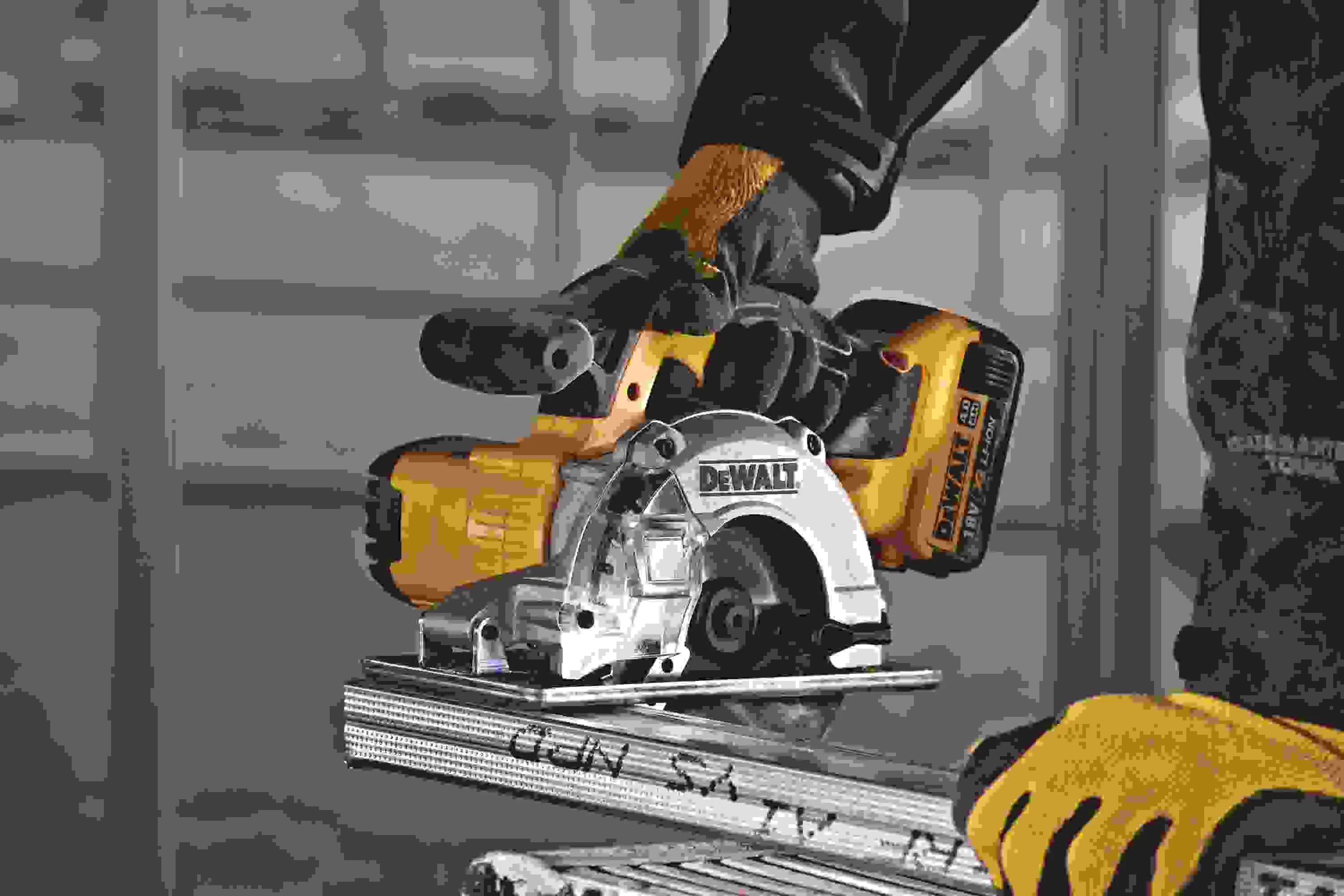 Sharrë rrethore AKU DeWalt XR Li-Ion 18V, disk 140mm, prerje 43mm, pa bateri/karikues, e verdhë/zezë
