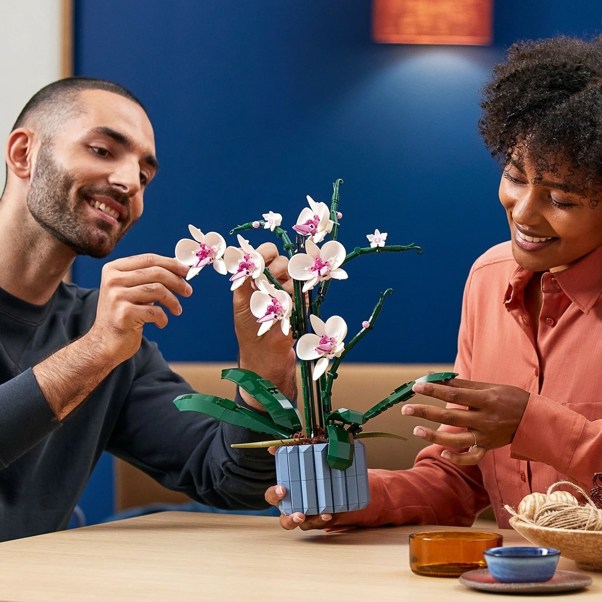 Set ndërtimi LEGO Icons Botanical Collection Orchidea 10311, 608 pjesë, bardhë/rozë