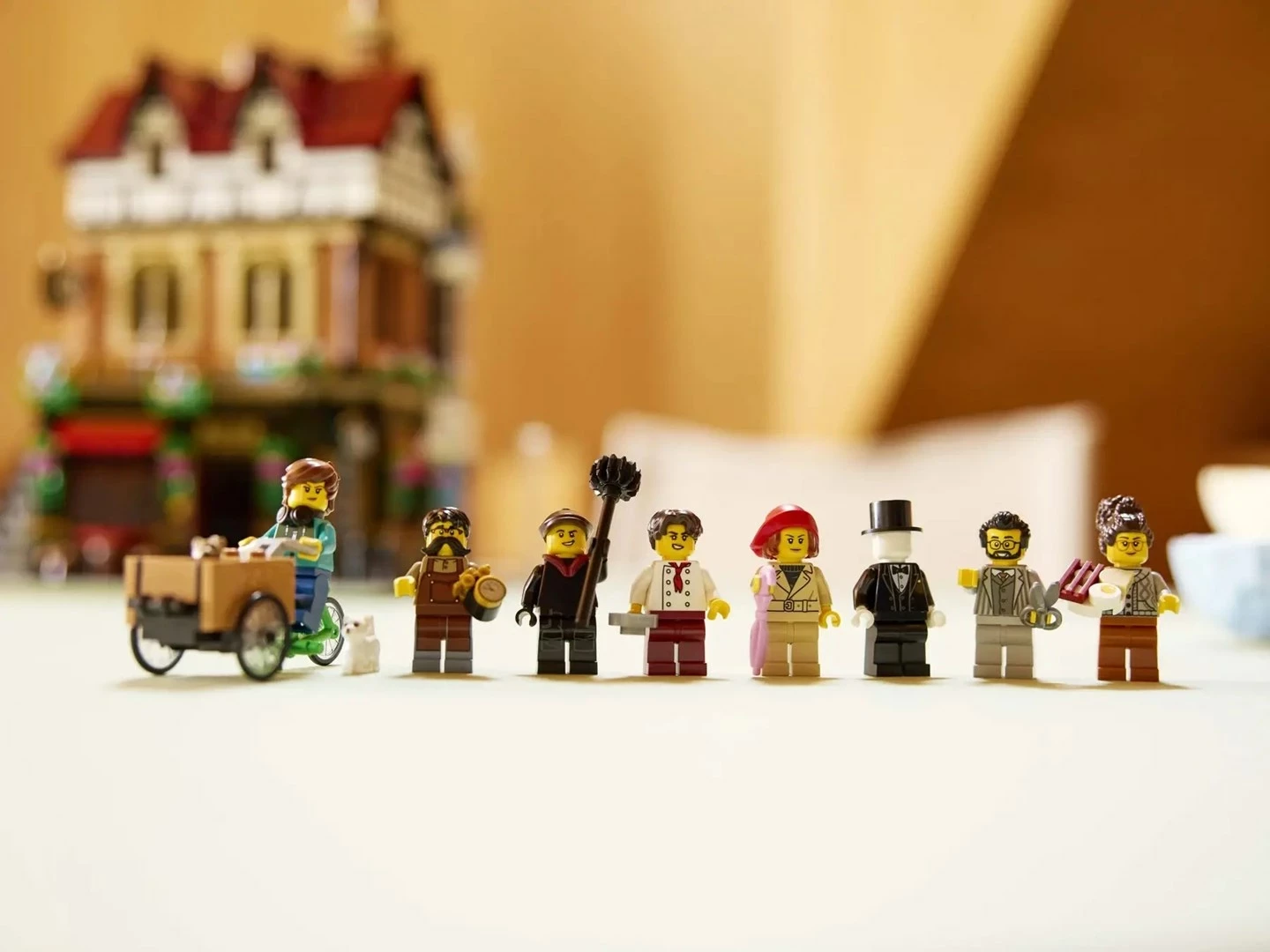 Set LEGO ICONS Tudor Corner 10350 me 8 minifigura