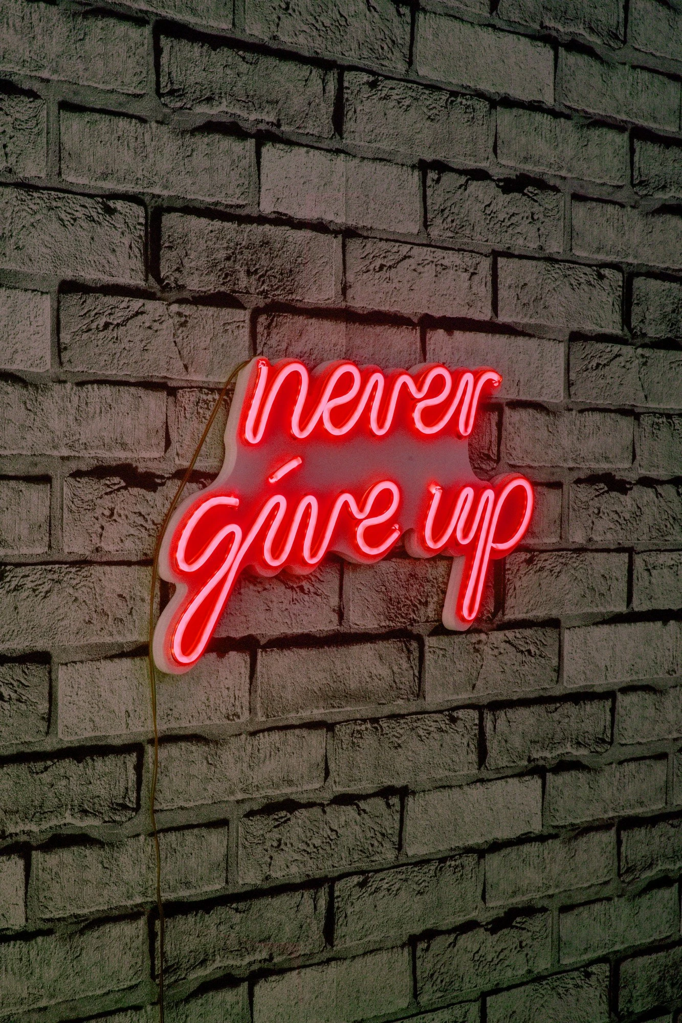 Dekor dritash LED plastike, 'never give up', ngjyrë e kuqe