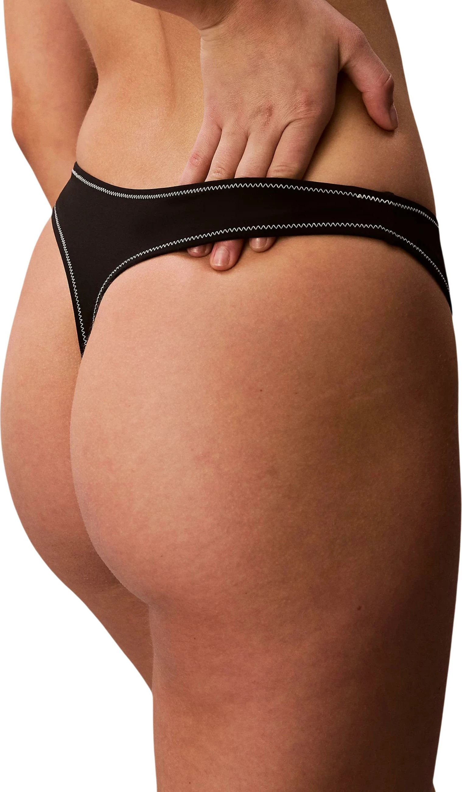 Të poshtme bikine tanga Calvin Klein Jeans LV00Q61226 për femra, të zeza [Madhësia: L]