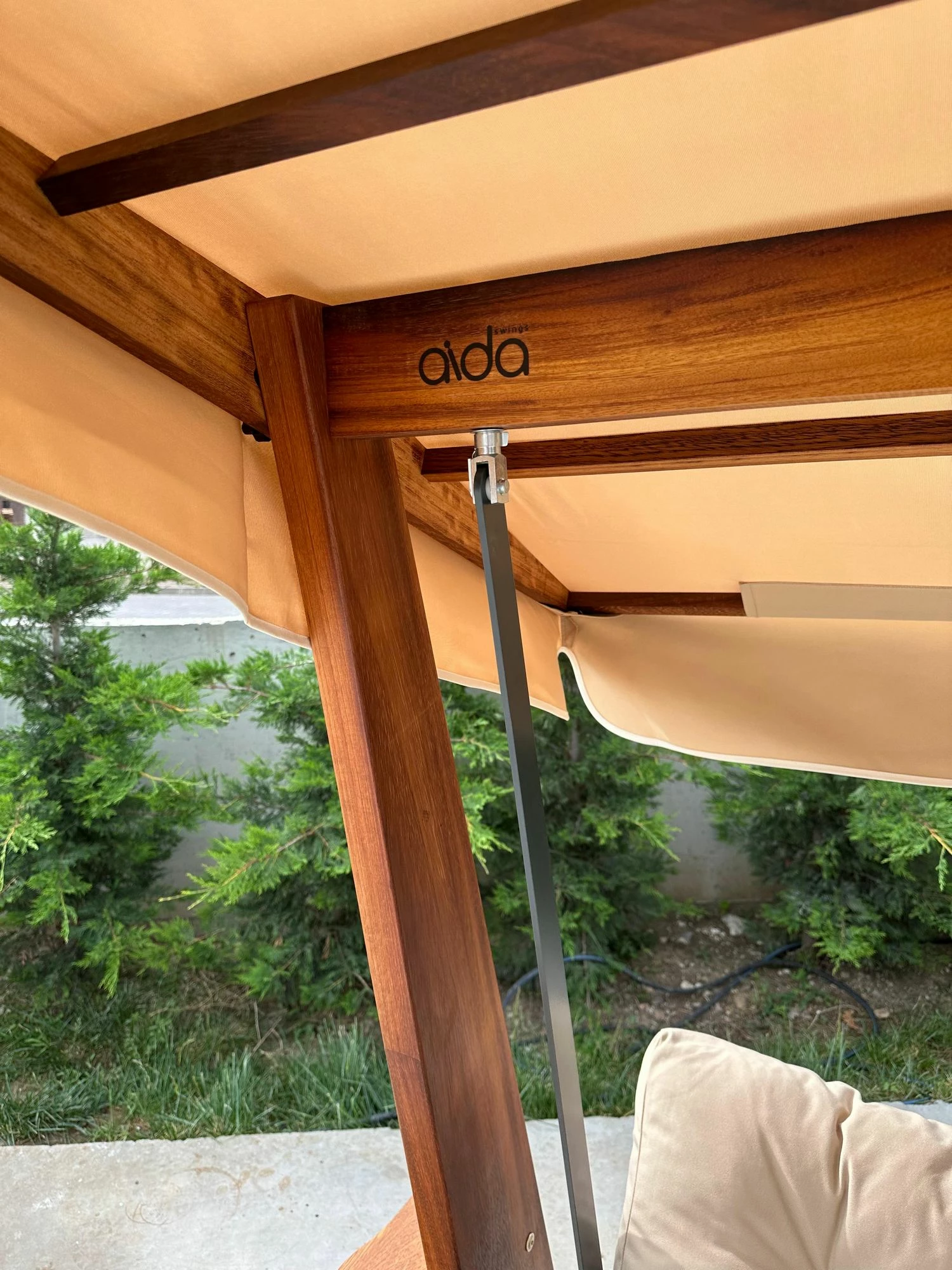 Karrige lëkundëse treshe për kopsht, ngjyrë camel, Skye Decor Sia 2400