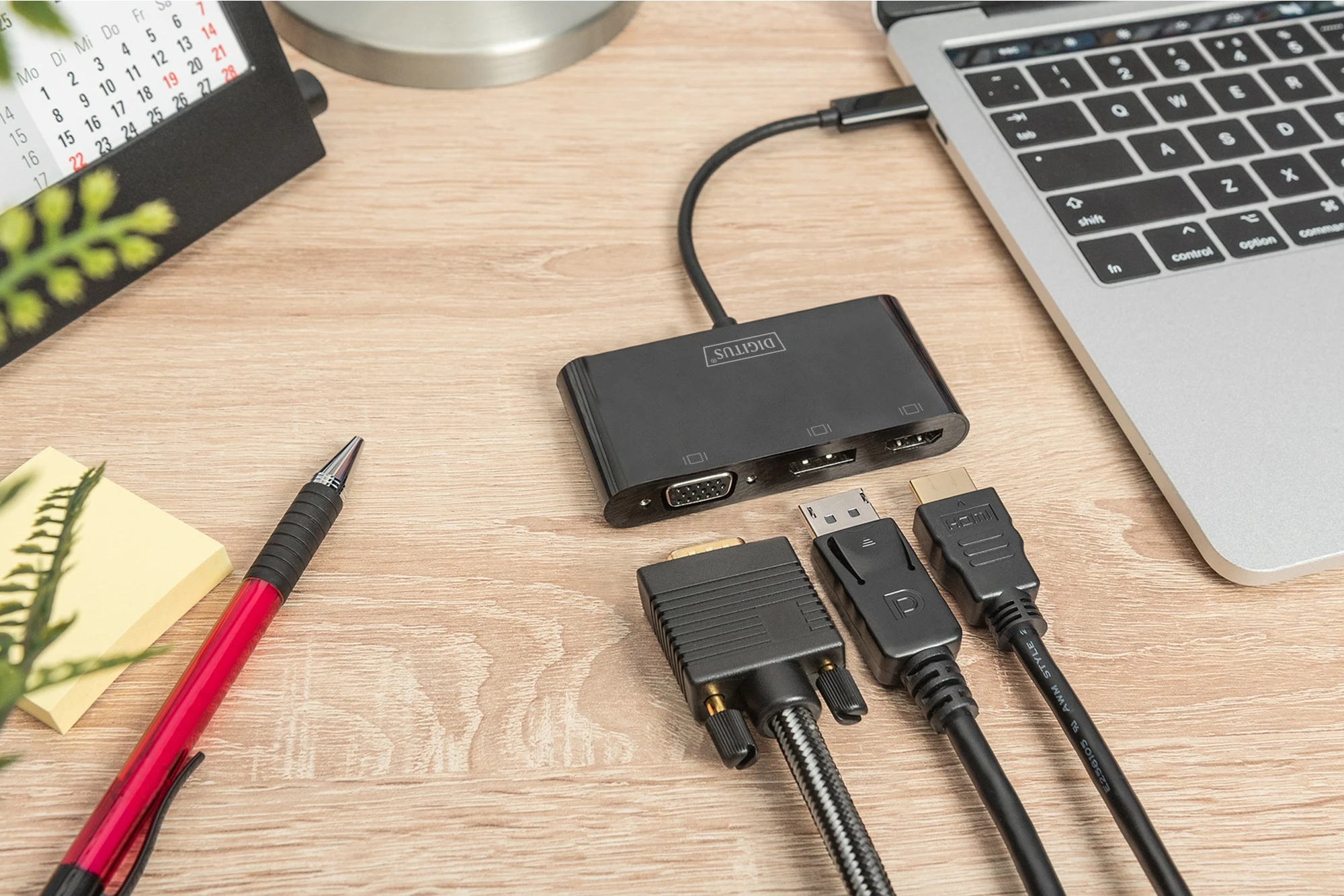 Adapter grafik Digitus USB-C në DisplayPort/HDMI/VGA, i zi