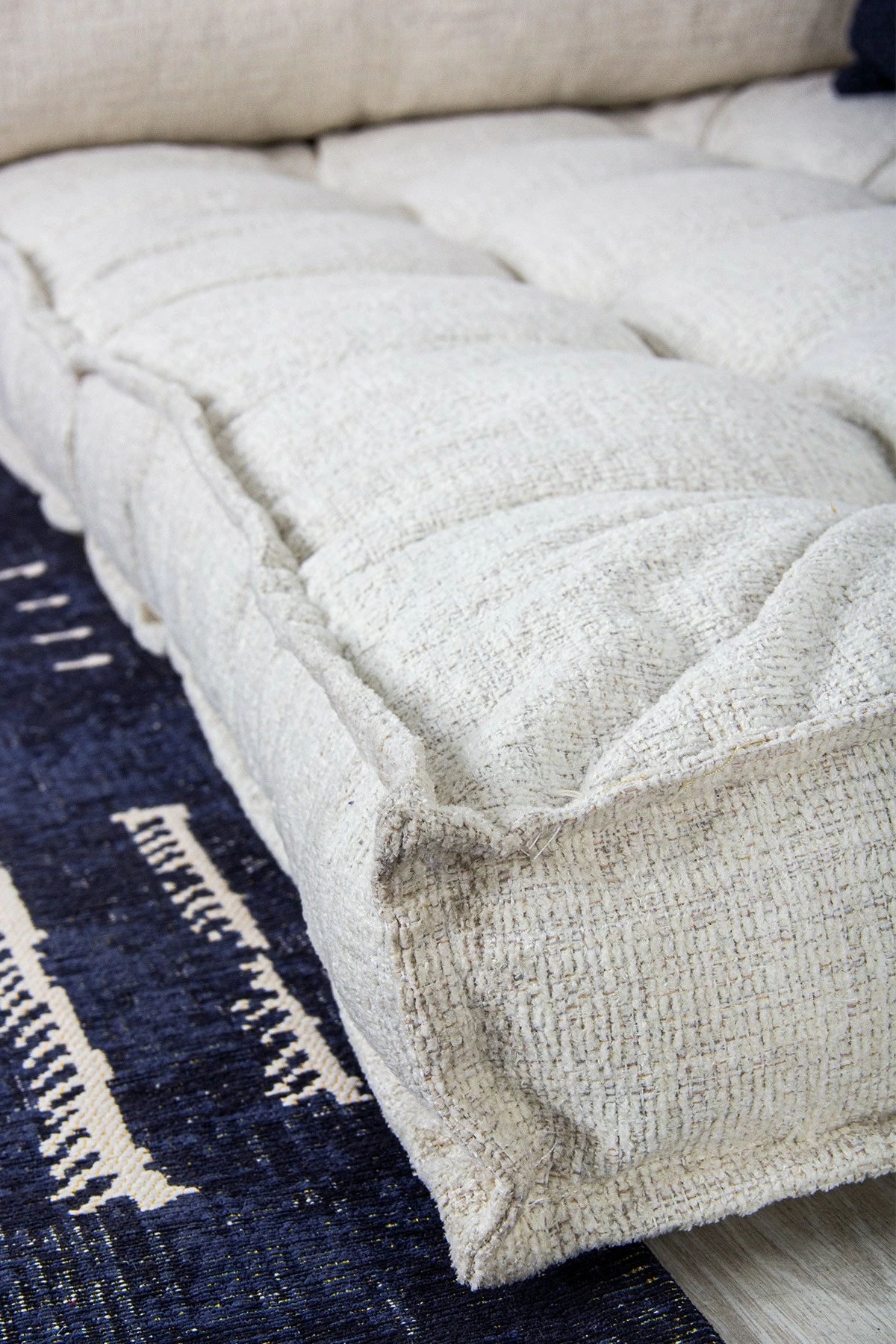 Jastëk për divan Atelier del Sofa, buklet, i bardhë