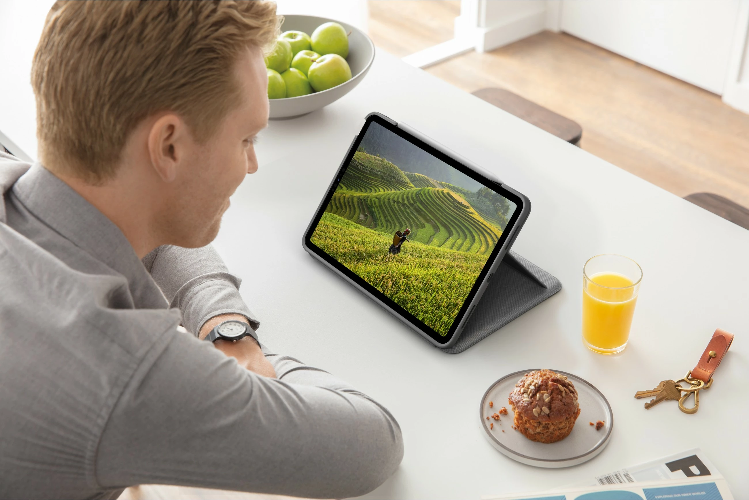 Tastierë me mbështjellës Logitech Folio Touch për iPad Air 4/5, QWERTZ, trackpad, Oxford Grey