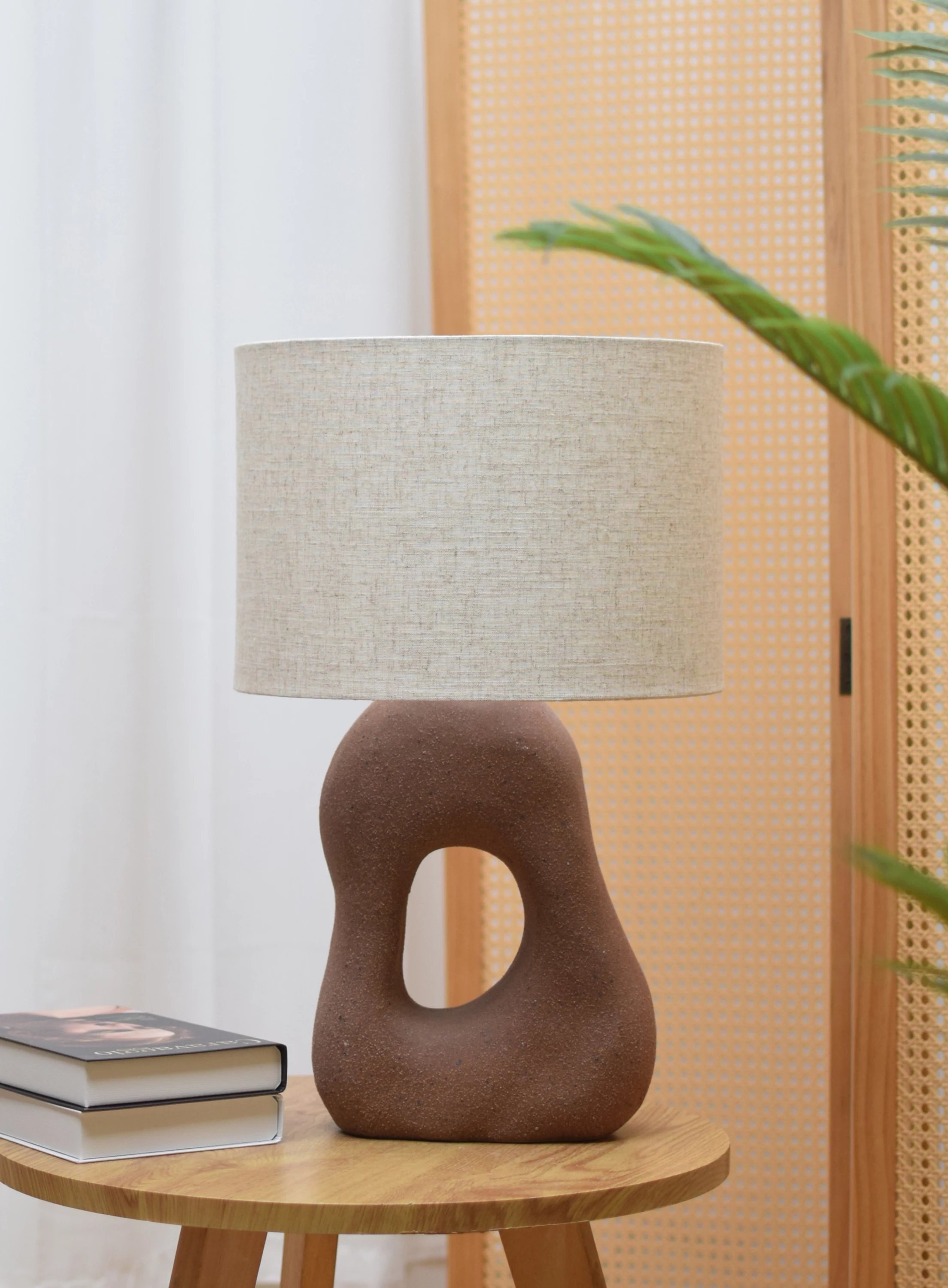 Llambë tavoline Pierre, bazë qeramike kafe, abazhur lino bezhë, 36x36x58cm