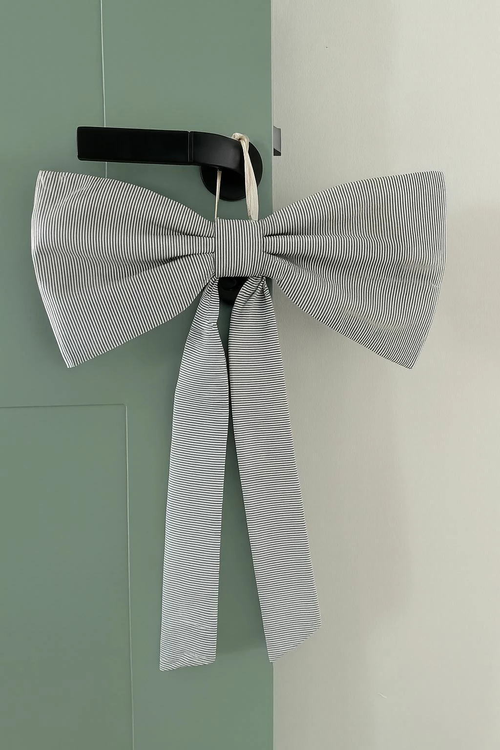 Dekor për derë, Evila Originals, Door Bow-7, gri dhe bardhë, 35x45x4 cm