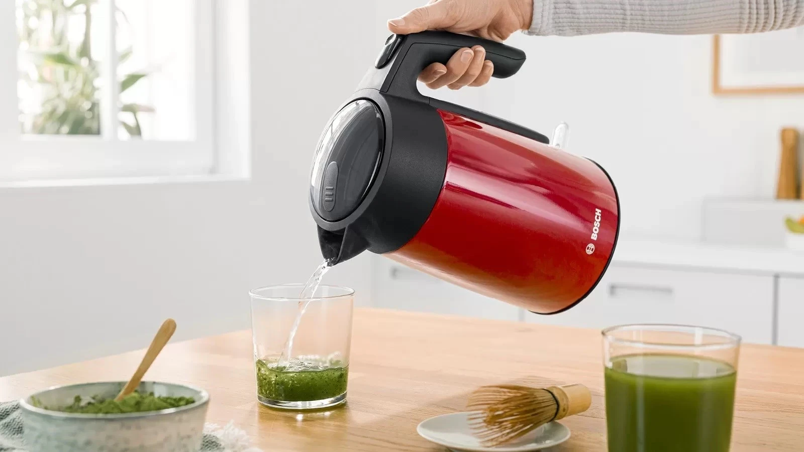 Vluese uji Bosch TWK7L464, 1.7L, 2400W, e kuqe