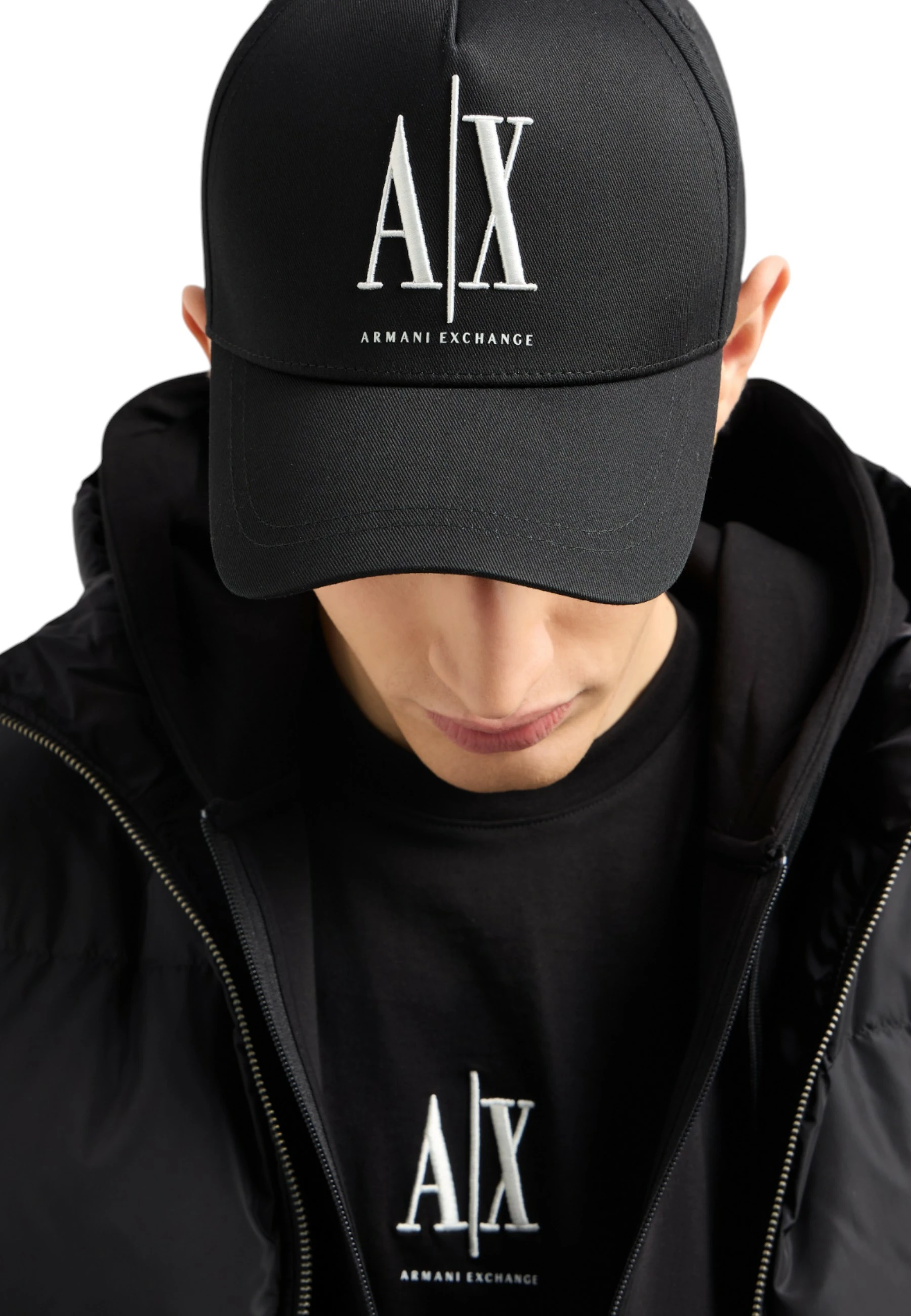 Kapelë për meshkuj Armani Exchange XM000811 AF13343, e zezë