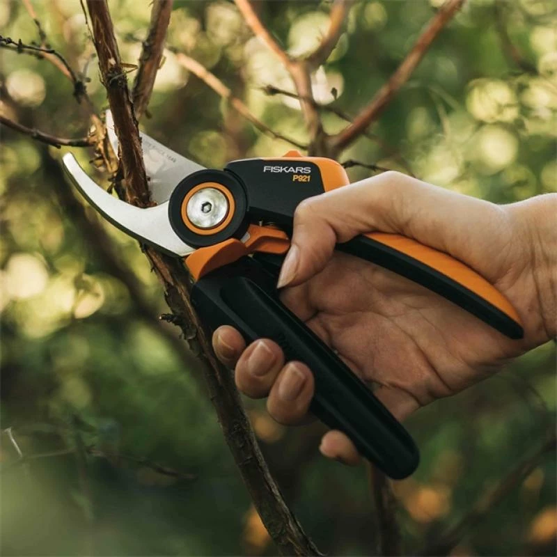 Gërshërë krasitëse bypass Fiskars PowerGear P921 (1057173), M, zi/portokalli