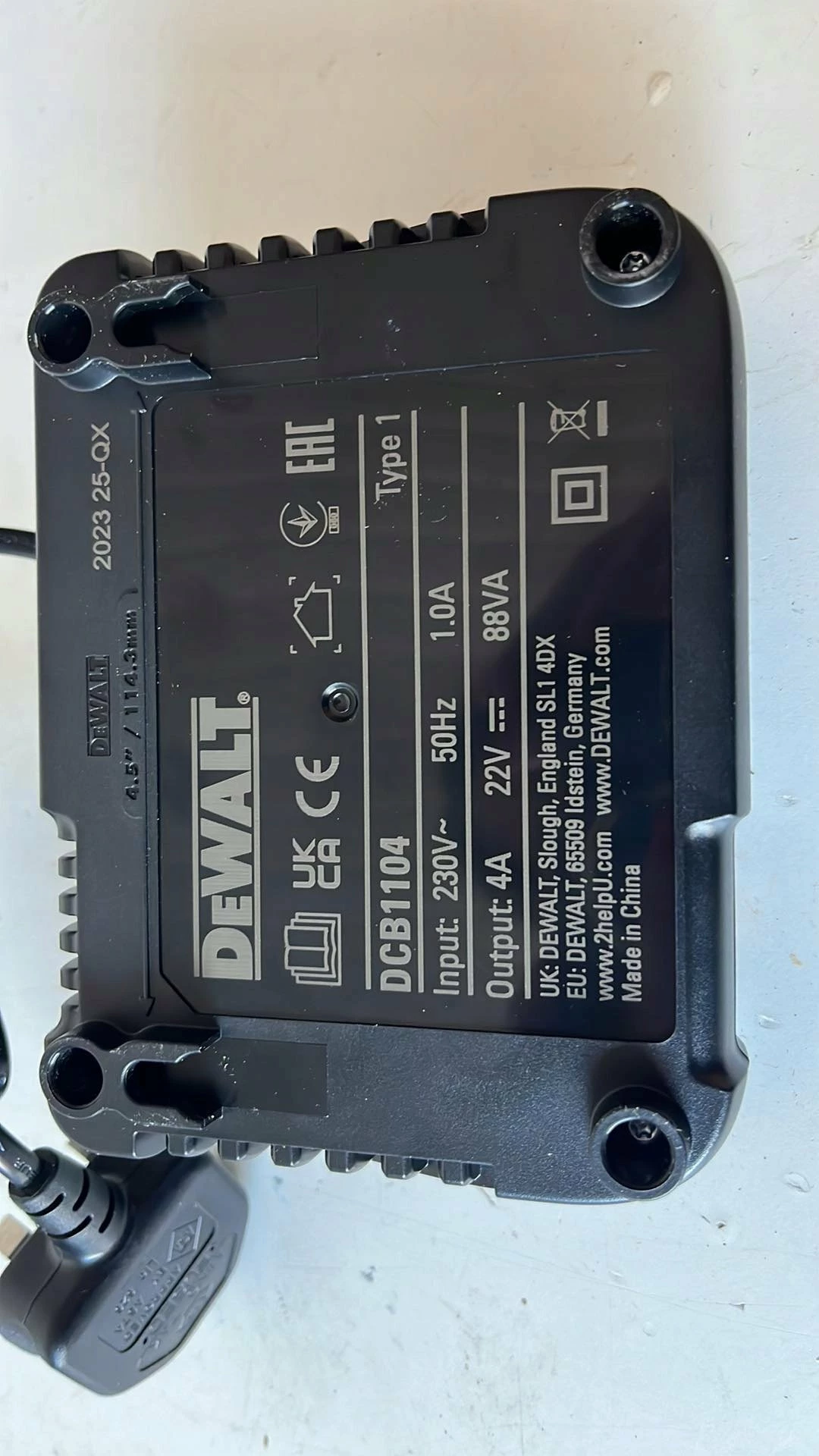 Karikues i shpejtë baterie DeWalt DCB1104 10.8-18V 4A