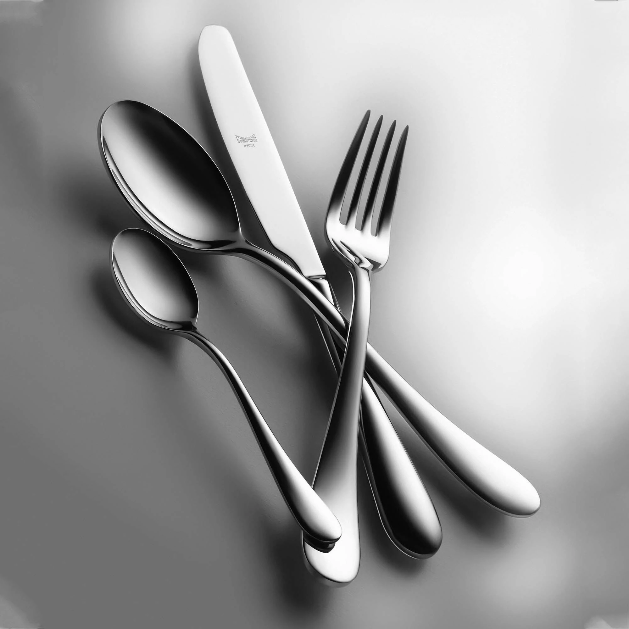 thikë tavoline, Mepra Natura, inoks 18/10 4 mm, teh me mikro-serracion, dorezë e plotë, i përshtatshëm për enëlarëse, argjendtë