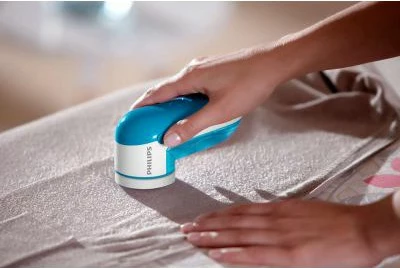 Makinë heqëse e pushit Philips GC026/00, me bateri AA, bardhë/blu, set me 2xAA + brushë pastrimi