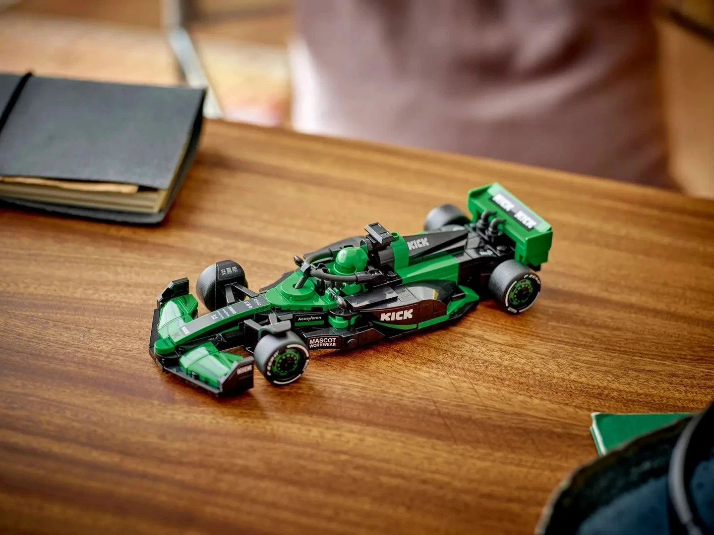Set LEGO Speed Champions KICK Sauber F1 Team C44, 259 pjesë, me minifigurë, për fëmijë 10+ vjeç