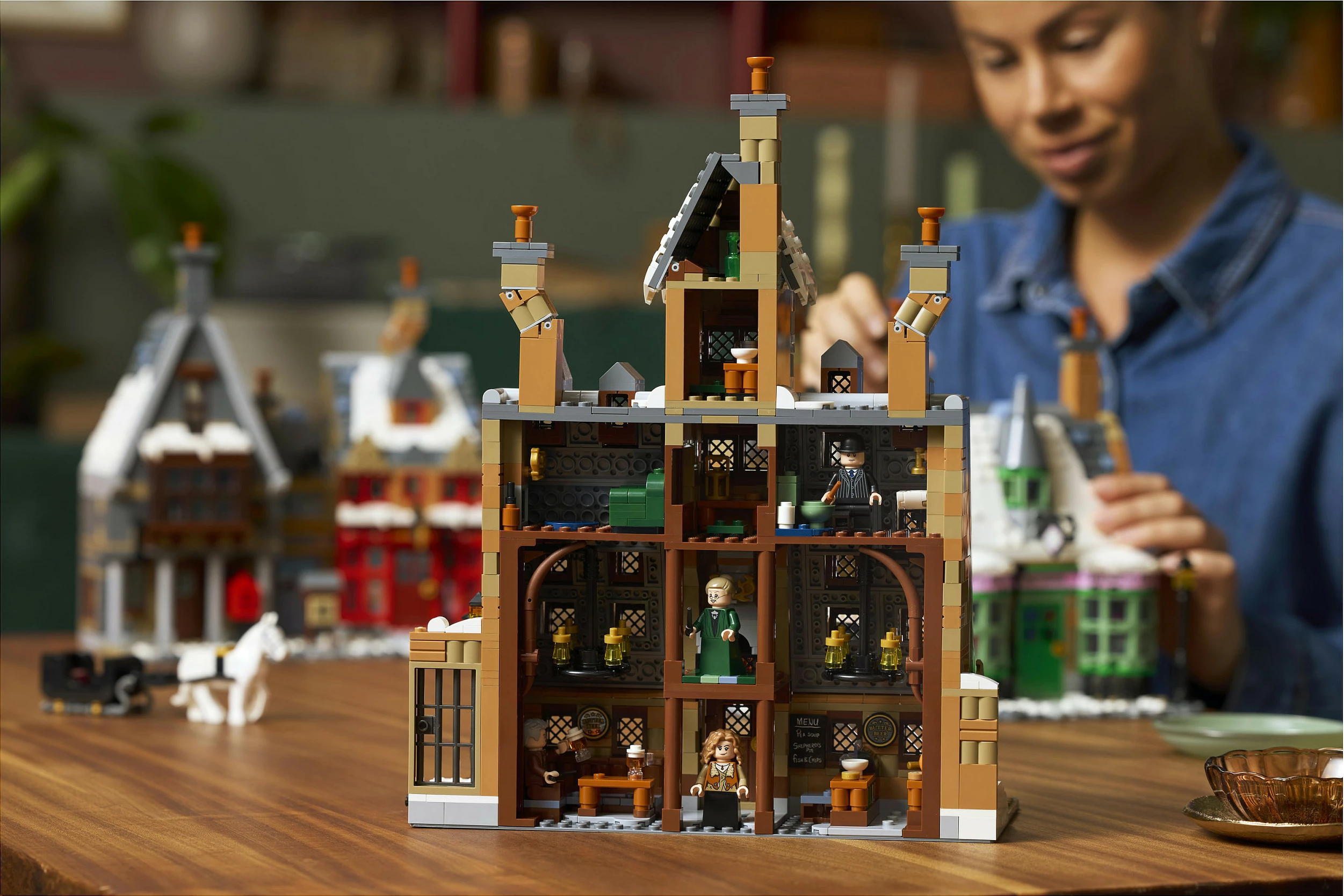 Set ndërtimi LEGO Harry Potter 76457 Hogsmeade Village (Collectors Edition), 3228 copë, 18+, multicolor