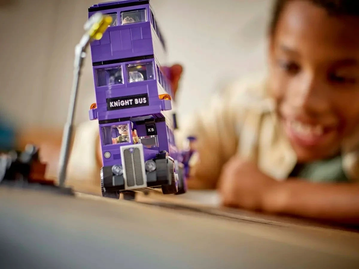 Set LEGO Harry Potter Knight Bus Adventure 76446, 4 minifigura, 499 pjesë, e purpurt