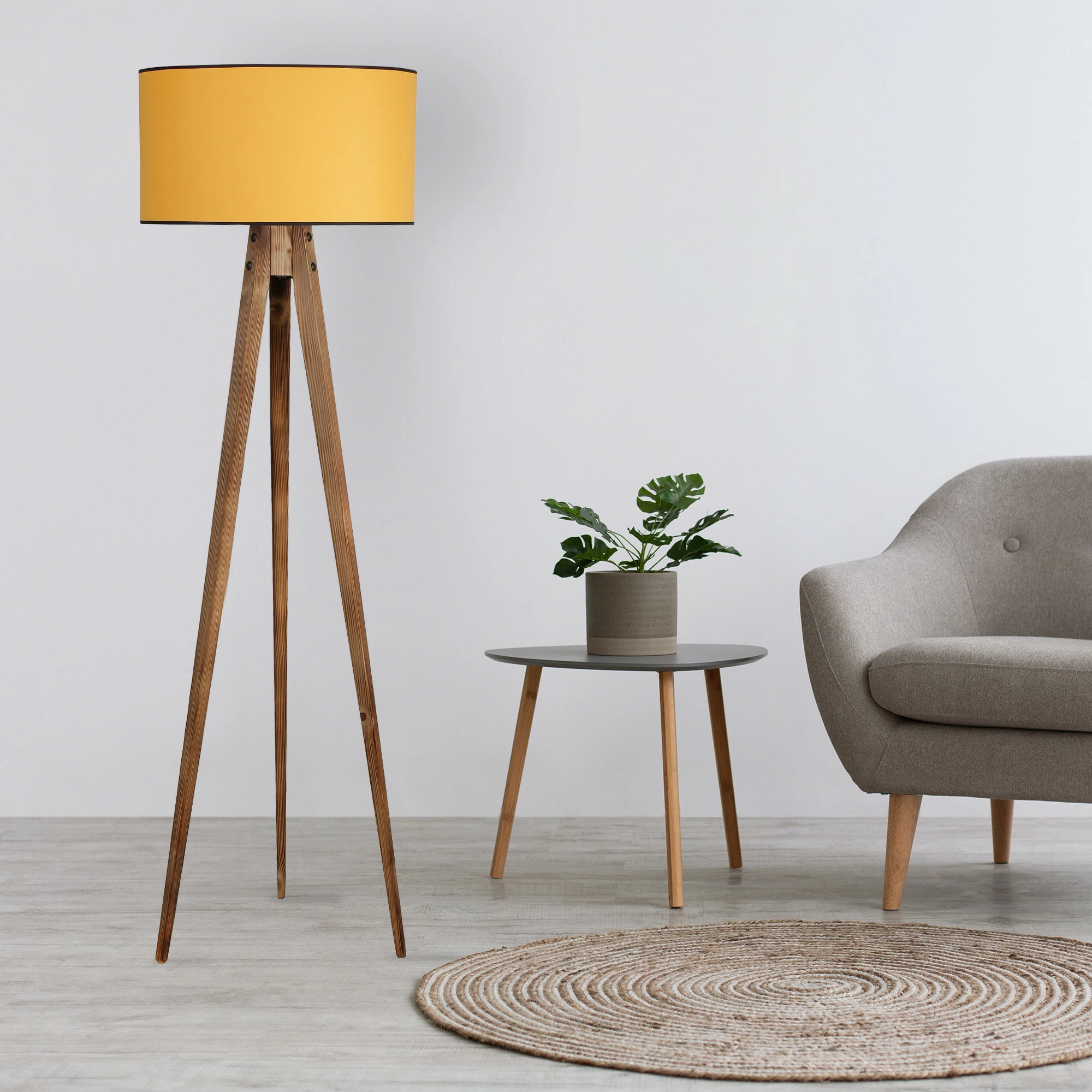 Llambë dyshemeje tripod, trup druri, abazhur cilindrik ngjyrë mustard, Opviq Yanık