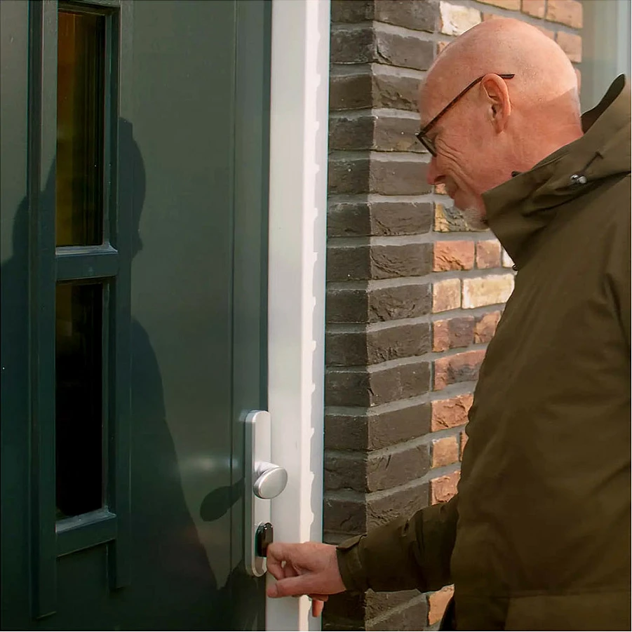 Bravë e mençur dere Shelly LOQED Touch Smart Lock, Wi‑Fi, Bluetooth 4.2, lexues shenje gishti, mbyllje automatike, e zezë