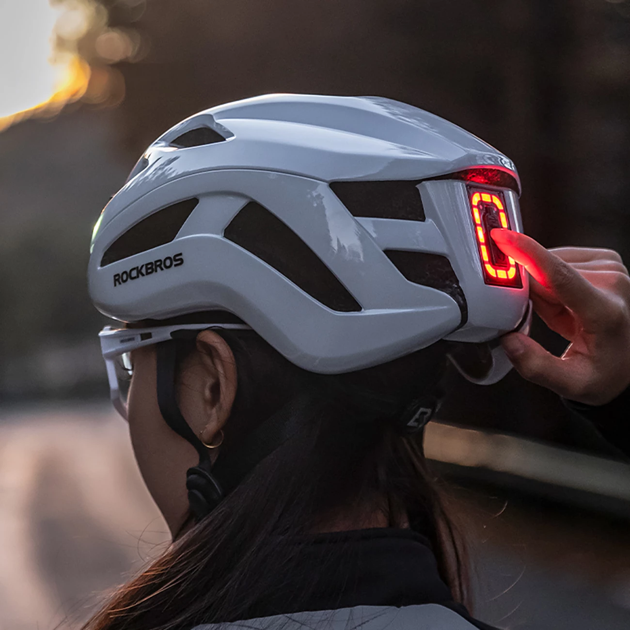Helmetë biçiklete Rockbros ZK-077, 57-61 cm, me ndriçim të integruar USB-C, e bardhë