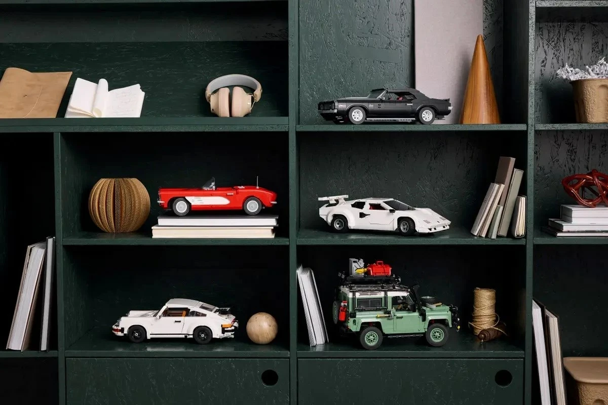 Set LEGO ICONS Lamborghini Countach 5000 Quattrovalvole, Bardhë