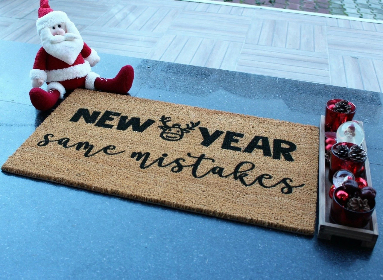Tapet hyrës Coco, dizajn Aberto, New Year Same Mistakes, kafe & e zezë, 70x40cm
