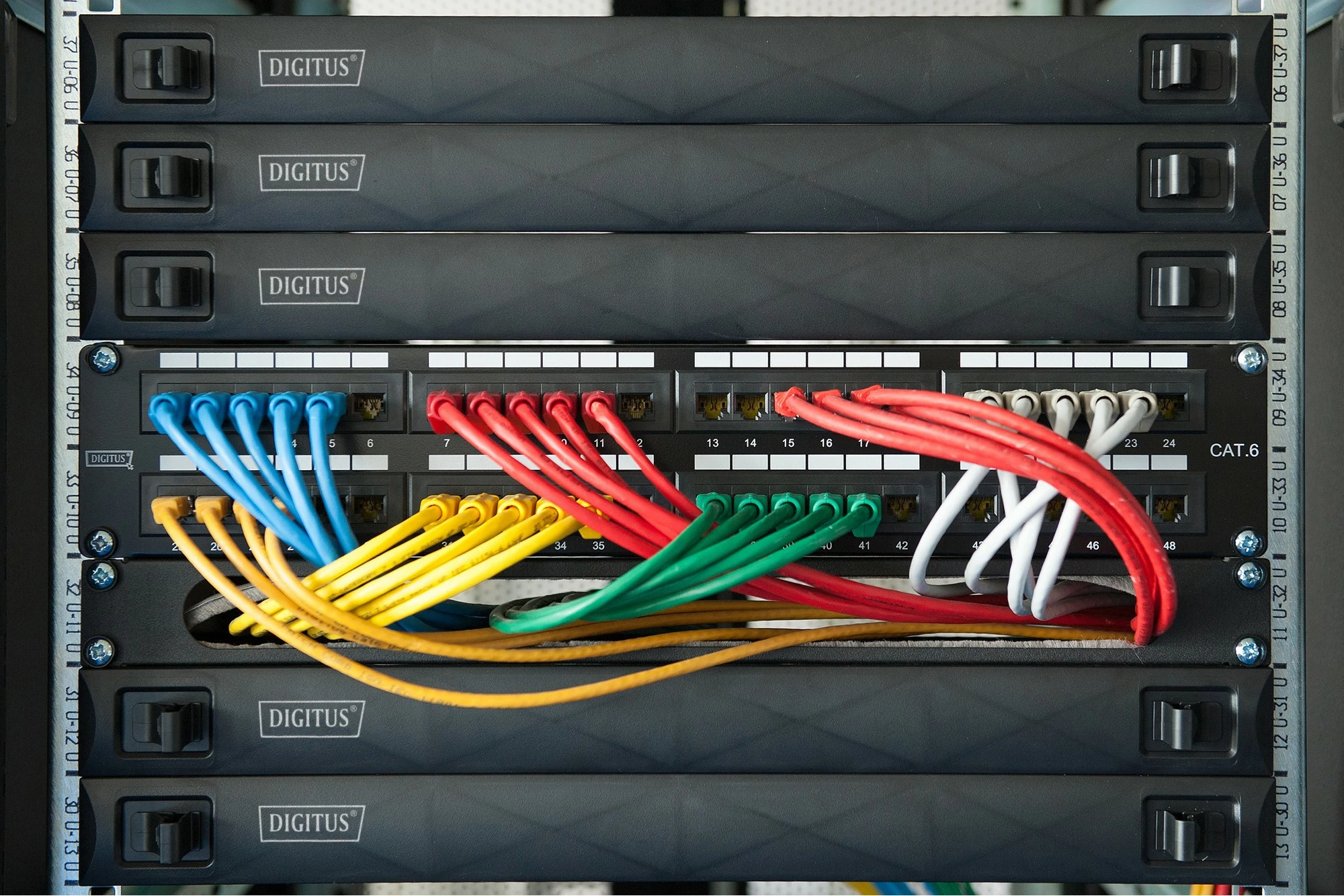 Panel bosh Digitus 1U, për kasë rrjeti/serveri, snap-in, 19 inç, i zi