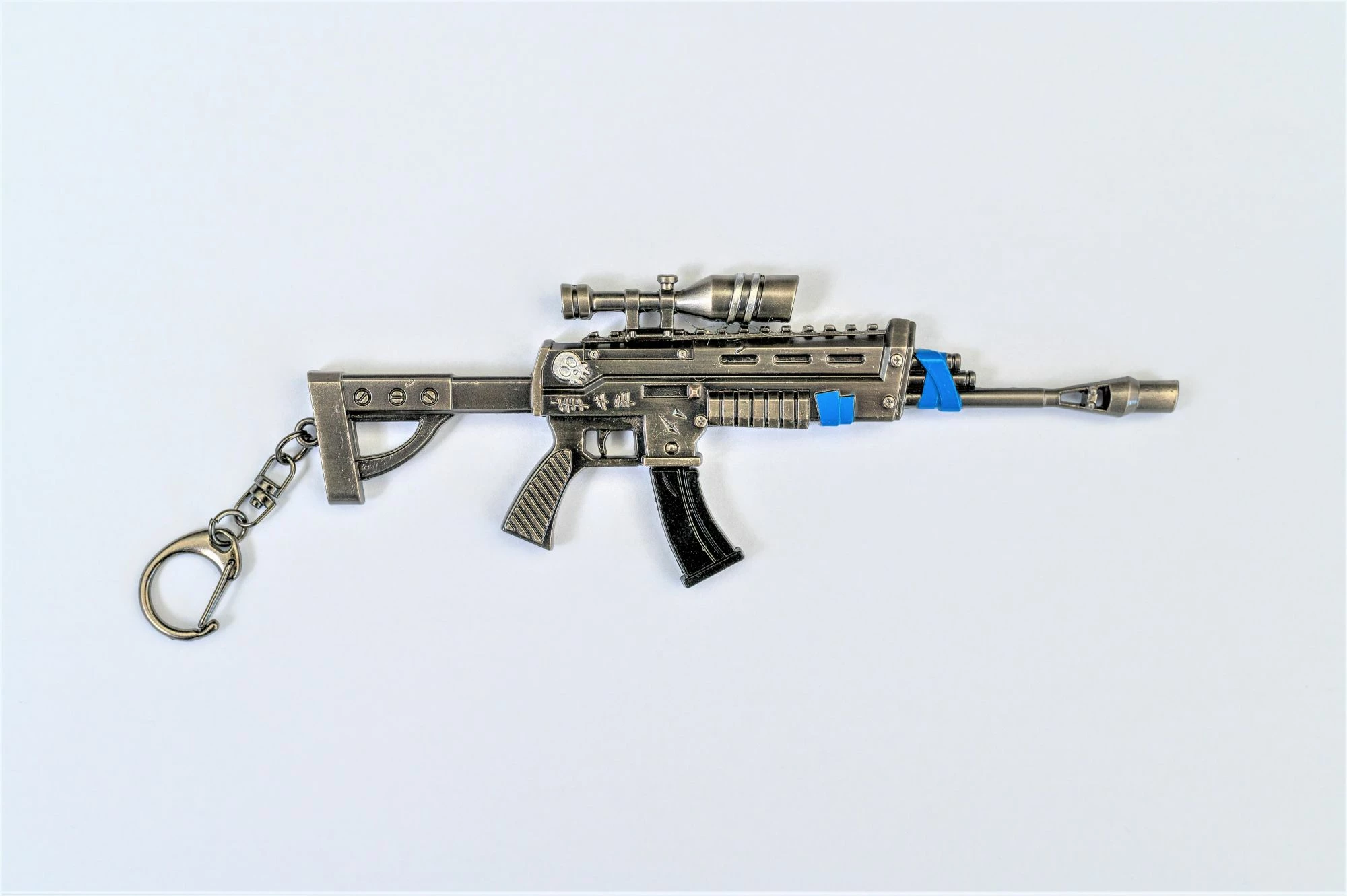 Varëse për çelësa Toy Rifle 5 Comic Online Games, metalike 16 cm, argjendtë/zezë