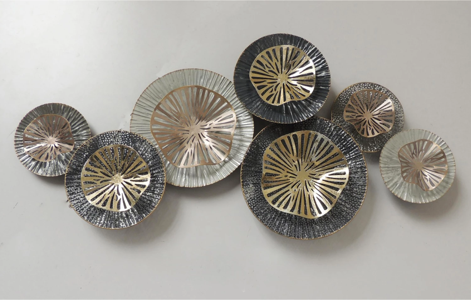 Dekor metalik për mur, ngjyrë karboni-gri e bardhë-ari, FH7158, 98.5x7x46 cm