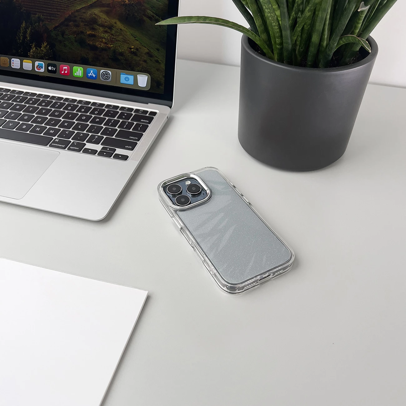 Mbështjellës Hurtel Glitter Case për iPhone 16 Pro, transparent me shkëlqim