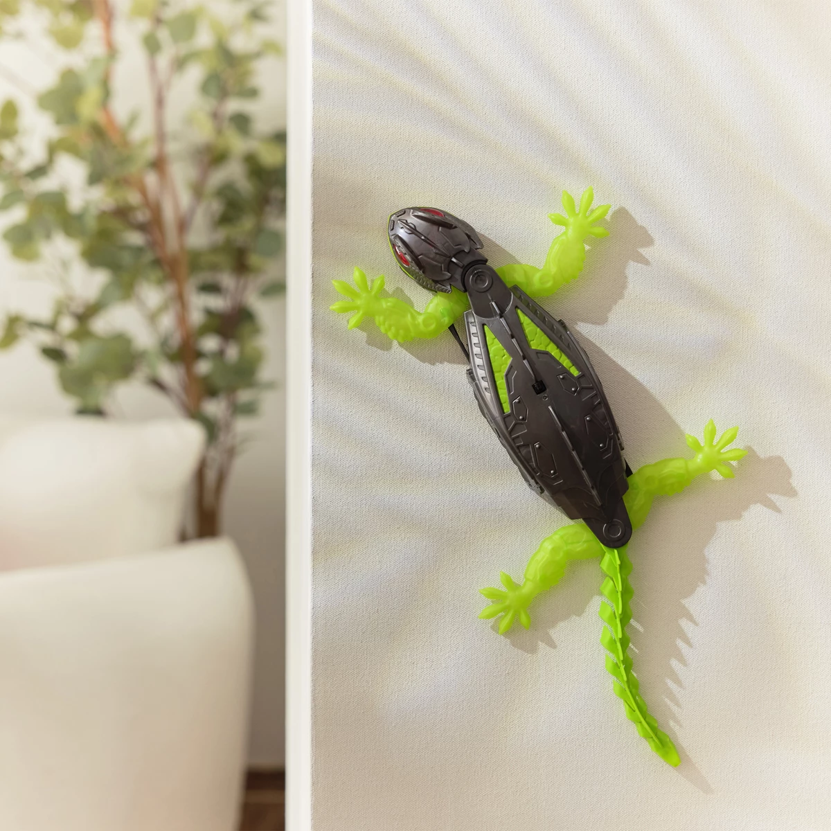 Figurë Gecko me Komandë nga Larg Hex Bots që Ngjitet në Mur