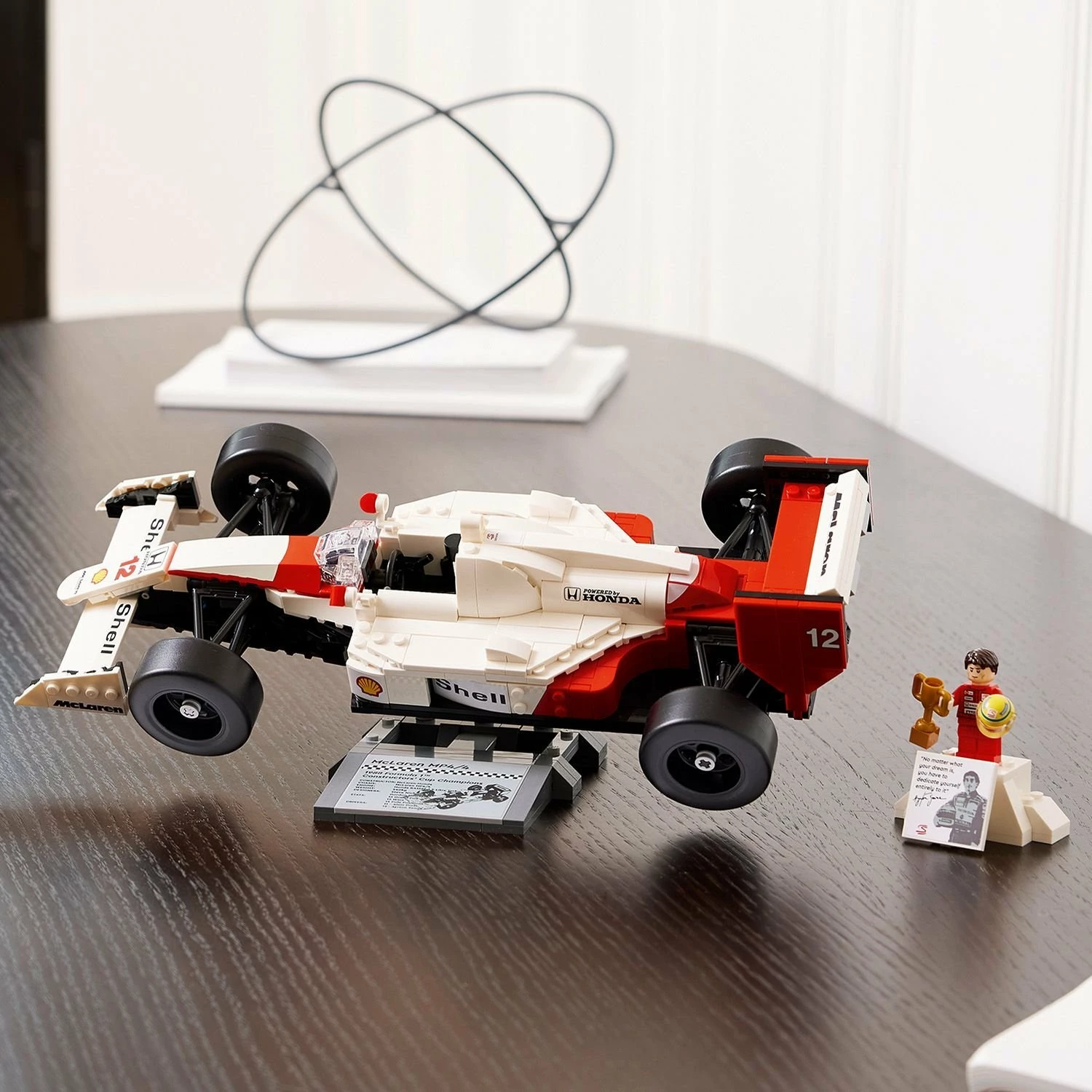 Set ndërtimi LEGO Icons McLaren MP4/4 & Ayrton Senna 10330, 693 pjesë, 18+, bardhë/kuqe