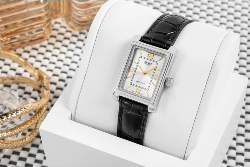 Orë dore për femra CASIO, e zezë