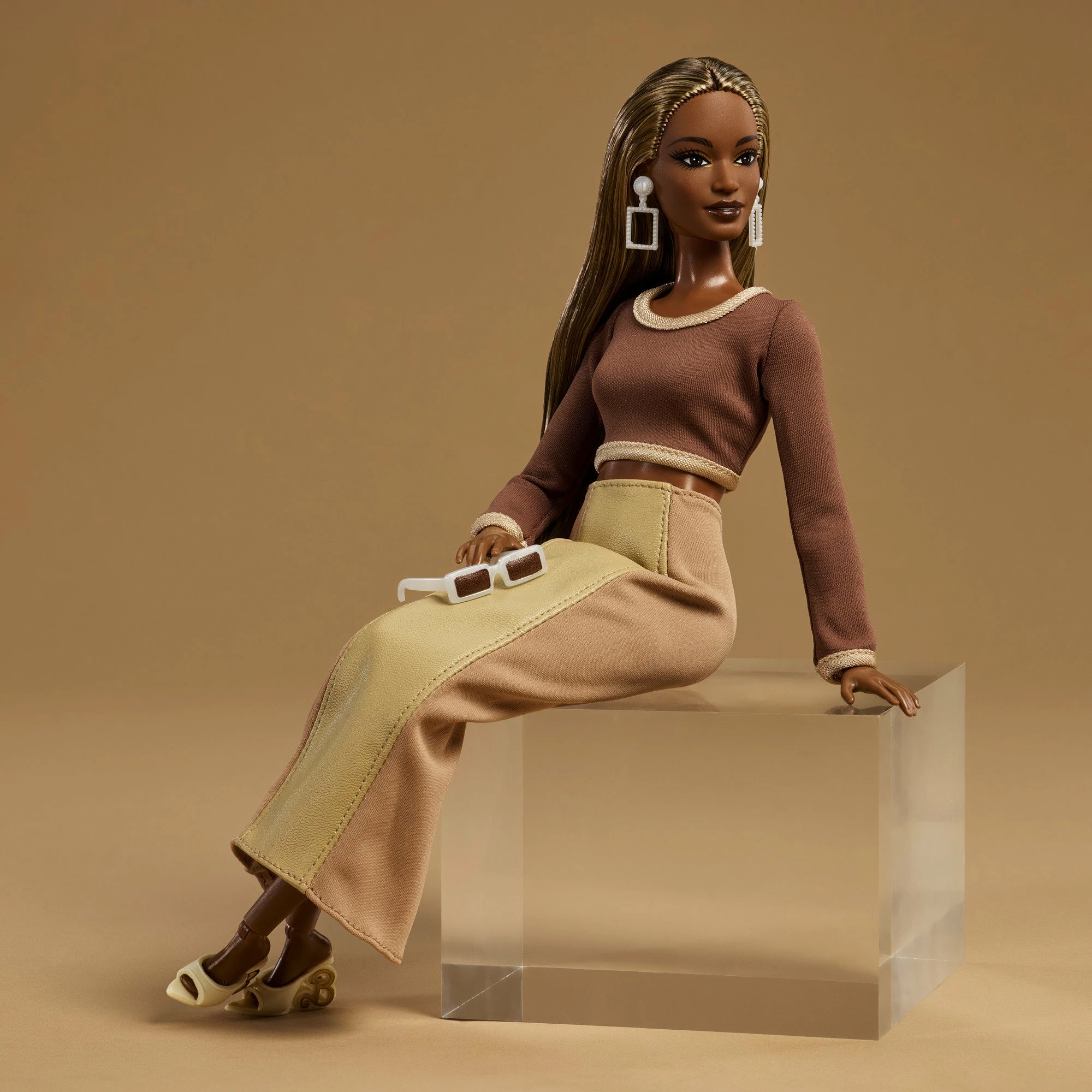 Kukull Barbie Mattel You Create Barbie Basics Neutral Set 002 (JJX36), me 2 koka të ndërrueshme, 4 veshje, aksesorë