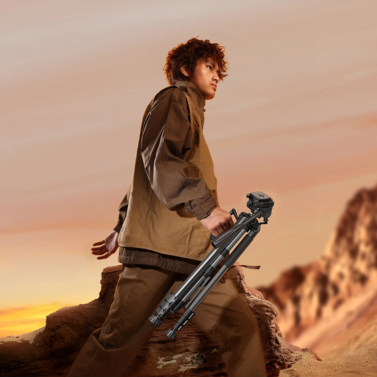 Tripod profesional Ugreen LP661 për kamera e smartphone, 175 cm, i zi/gri