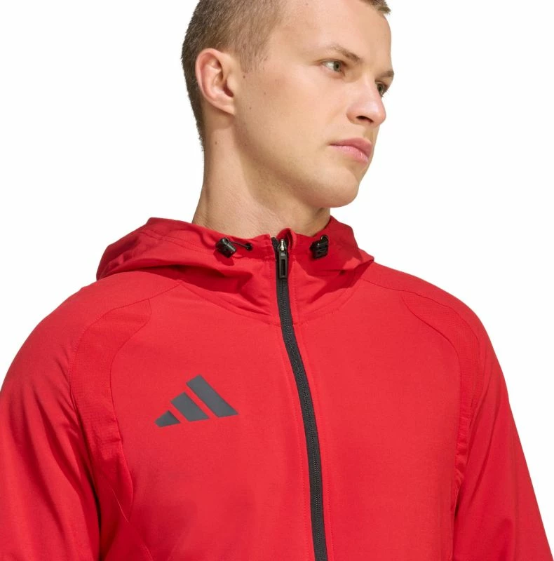 Jakne meshkuj adidas Tiro 26 Travel KD3337, e kuqe [Madhësia: M]