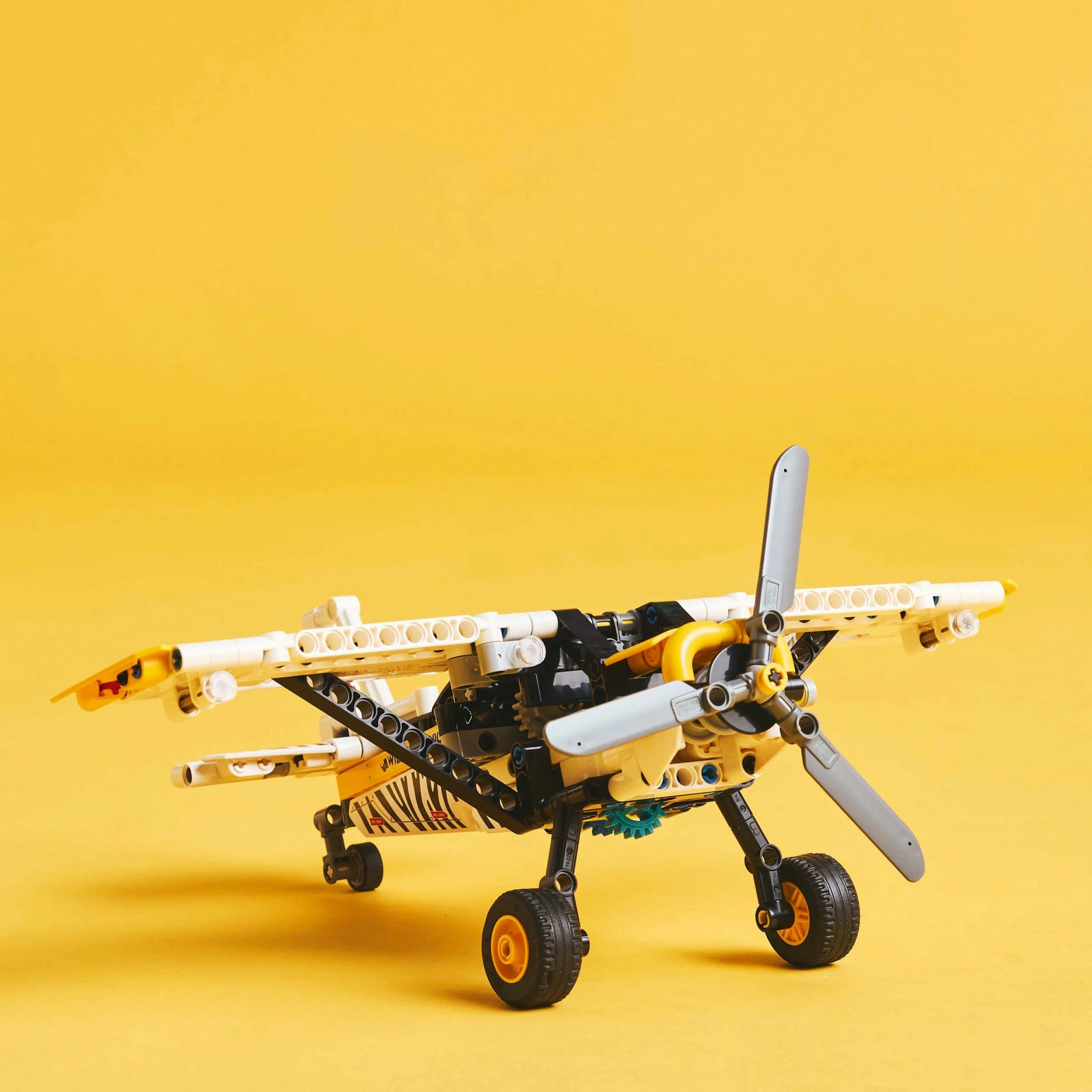 Set LEGO Technic Transport Aircraft 42198 (Bush Plane), 333 copë, bardhë/zi me vija zebra
