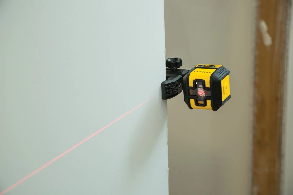 Nivel laser kryq Stanley Cubix Red Glow STHT77498-1 12 m, i kuq, set me mbajtës + 2x AA + kuti