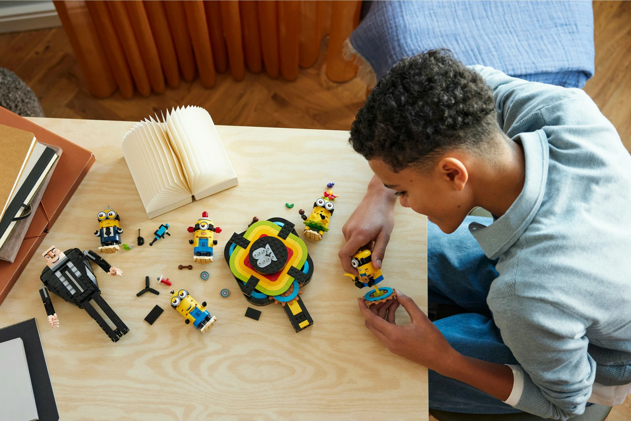 Set ndërtimi LEGO Alien Conquest Brick-Built Gru dhe Minions, 839 pjesë, 948 g
