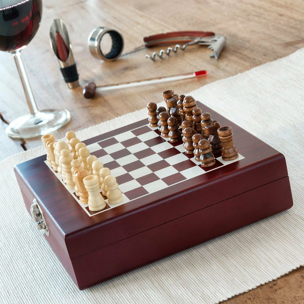 Set aksesorësh për verë dhe shah InnovaGoods Wine & Chess, 37 copë, shumëngjyrëshe